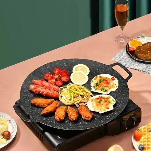 Plancha coreana redonda de acabado moteado con dos asas, carnes y verduras