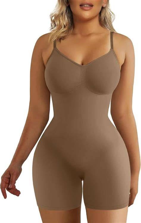 Modelo adulta usando faja body entera beige con short y tirantes ajustables