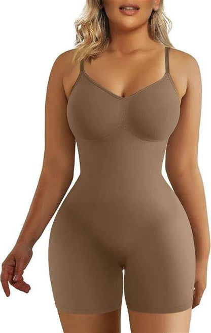 Modelo adulta usando faja body entera beige con short y tirantes ajustables