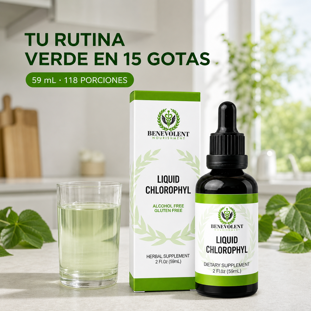 Clorofila líquida Benevolent de 59 mL con 118 porciones junto a un vaso de agua