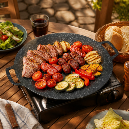 Plancha coreana redonda con carnes y verduras sobre cocinilla portátil